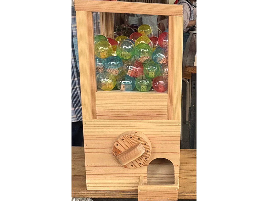 木製ガチャポン